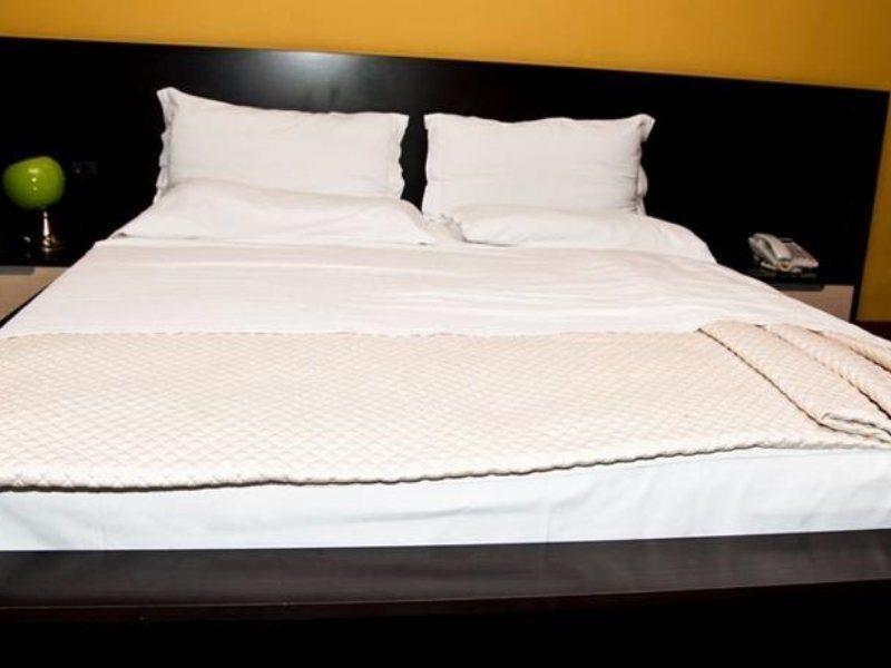 Green House Hotel & Restaurant Тирана Екстериор снимка