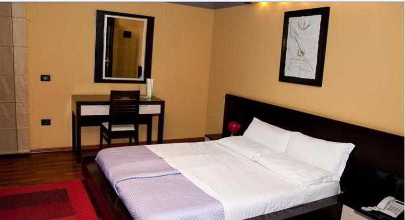 Green House Hotel & Restaurant Тирана Екстериор снимка